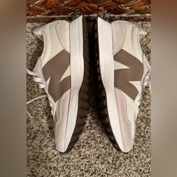 New Balance 327 Women's Cream and Tan Sneakers size 7 (men’s size 5.5) - Picture 9 of 12